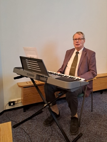 Martti Eskelinen säesti sähköpianolla Vuosikokouksen aluksi yhteislauluna Savolaisten laulun.